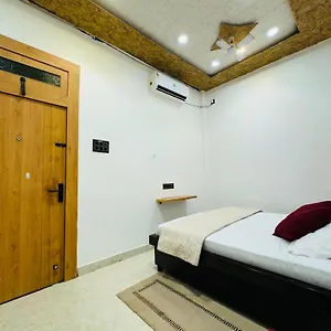 Aura Varanasi